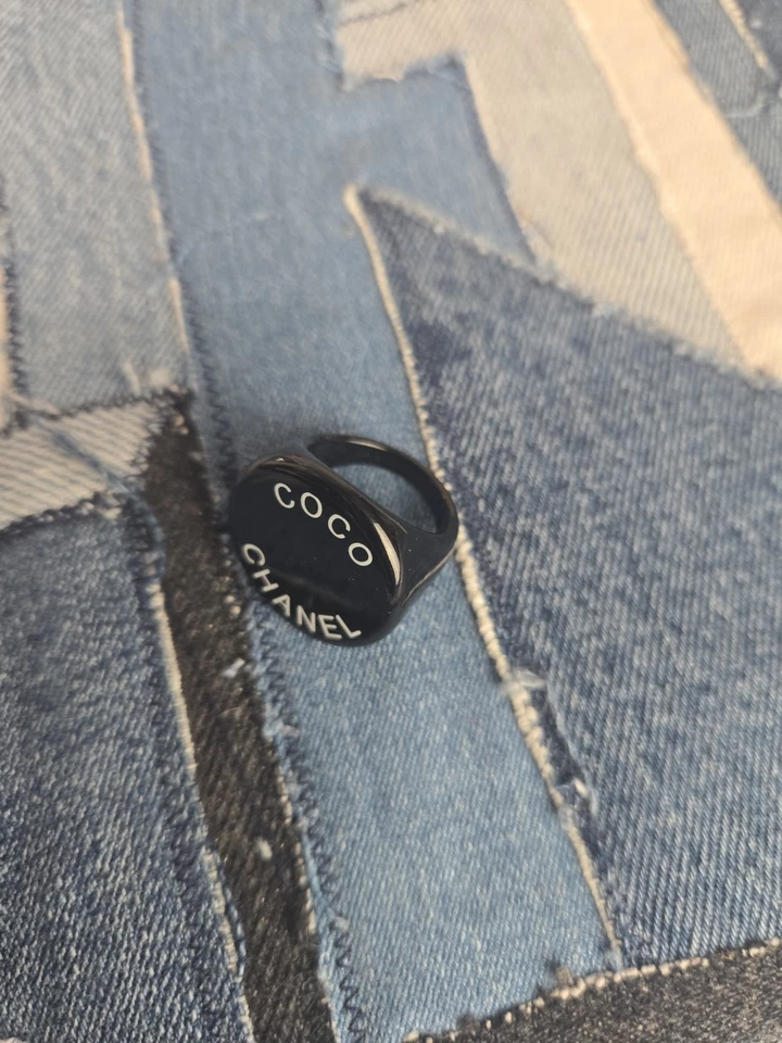 黑色树脂设计师戒指 尺寸 7 - 设计师服装珠宝首饰 — 第 2/4 张图片