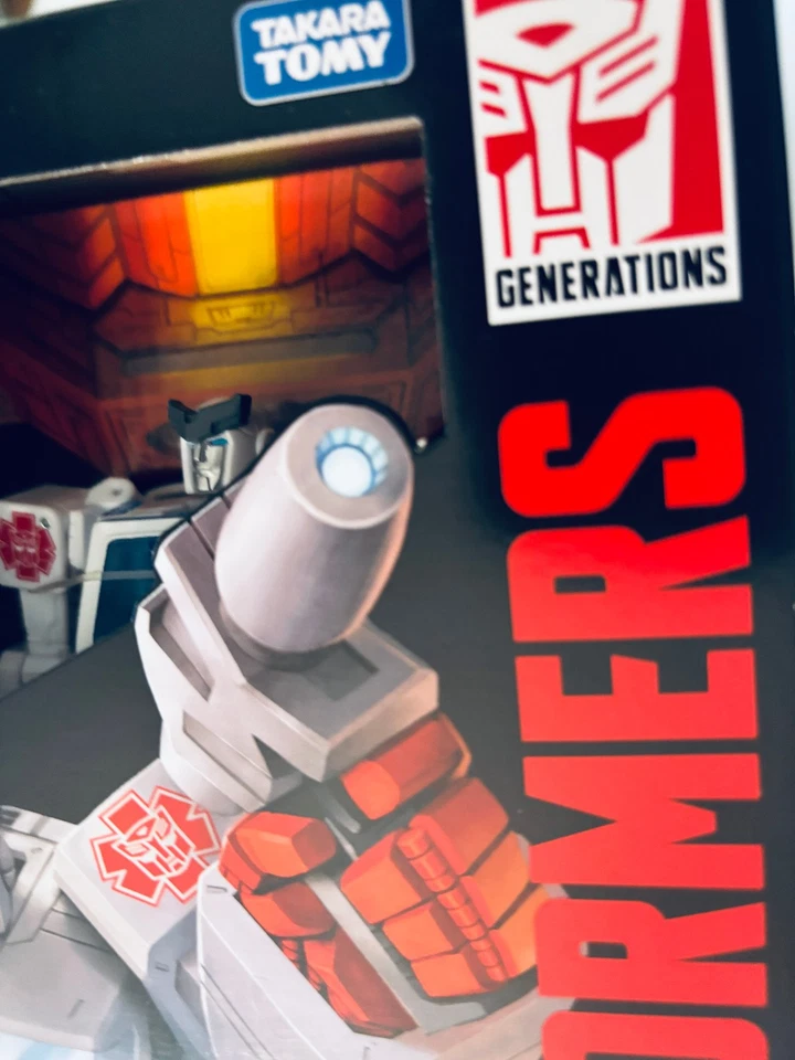 Transformers: Studio Series - Ratchet #86-23 - Sealed - Image 3 of 4