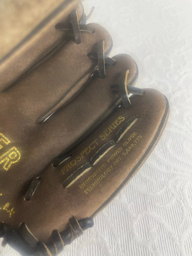 Mizuno - Tom Glavine Power Close 10.75" RHT Baseball Glove - Picture 5 of 5
