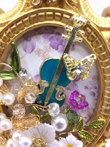 JEWELRY ART- Beautiful Rhinestone Florals, Violin, Butterfly, Ornate Gold Frame - Picture 4 of 5