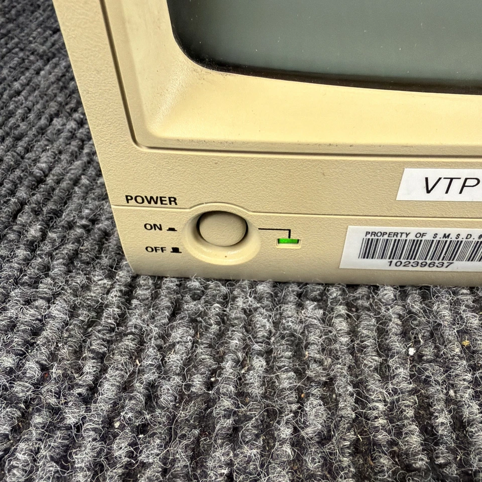 Panasonic WV-BM990 9-inch Video Monitor Untested - Image 2 of 4