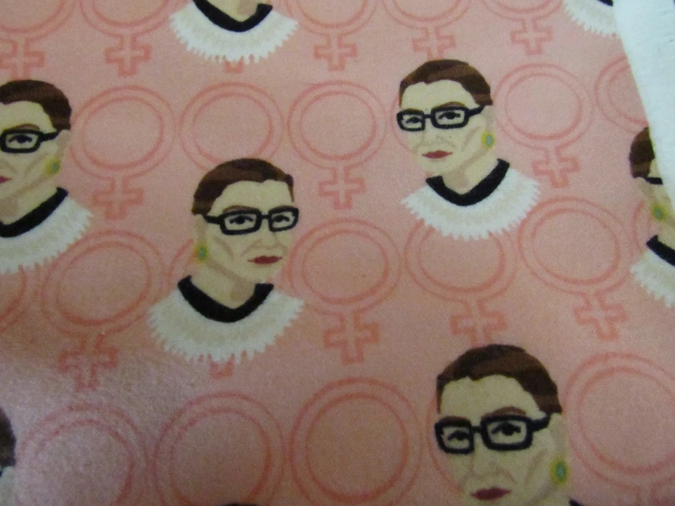 2 jardas Ruth Bader Ginsburg tecido super aconchegante Joann flanela - Imagem 3 de 4