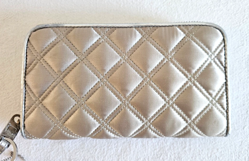 JACOBS от Marc Jacobs молнии вокруг выстеганный атласный бежевый/серебро бумажник / кошелек с ремешком - Изображение 2 из 4