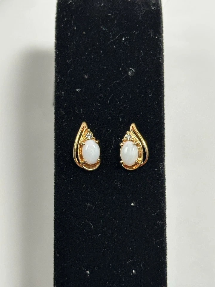 Pendientes perforados vintage enchapados en oro con detalles de diamantes de imitación transparentes de ópalo blanco Foto 2 de 4