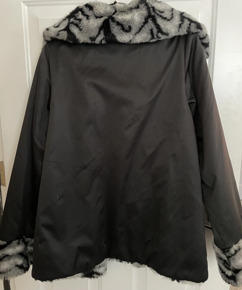 Abrigo Dennis Basso Reversible Imitación Piel Negro Blanco Y Gris Estampado Animal Foto 4 de 4