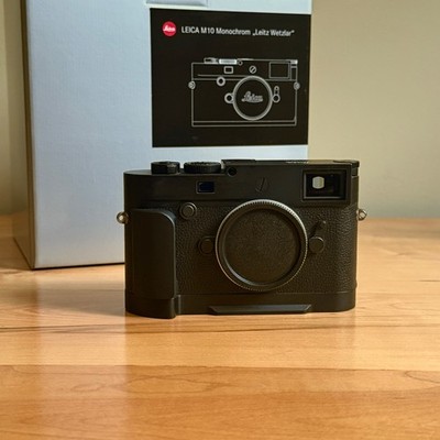 Leica M10 Monochrom,  Box & Papers, 2 Genuine Batteries, + Kamerakraft Handgrip