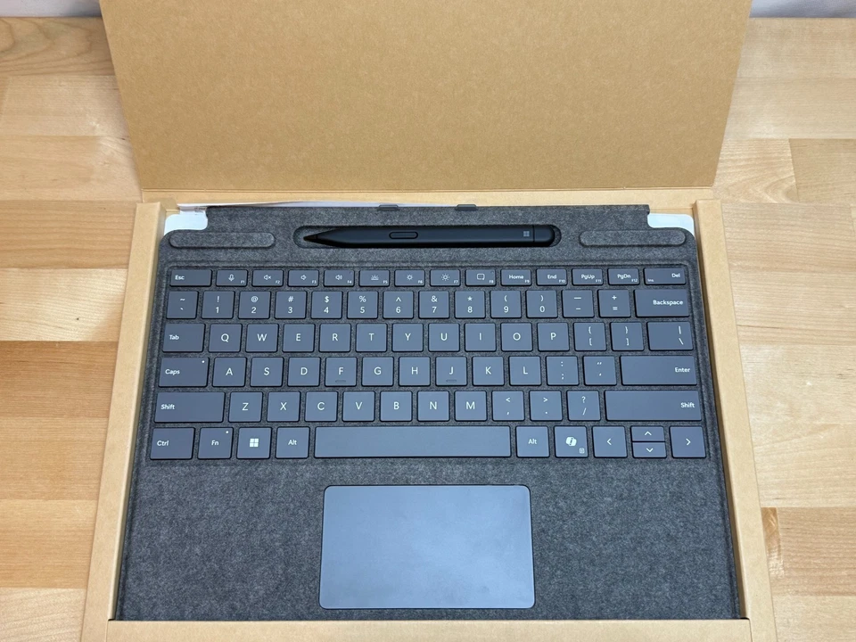 Microsoft Surface Pro Keyboard with Touchpad and Slim Pen 2 8X8-00164 - Image 2 of 2