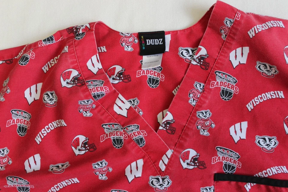 Scrub Dudz Top Size L Wisconsin Badgers Red All-Over Logo Short Sleeve V-Neck - Image 4 of 4