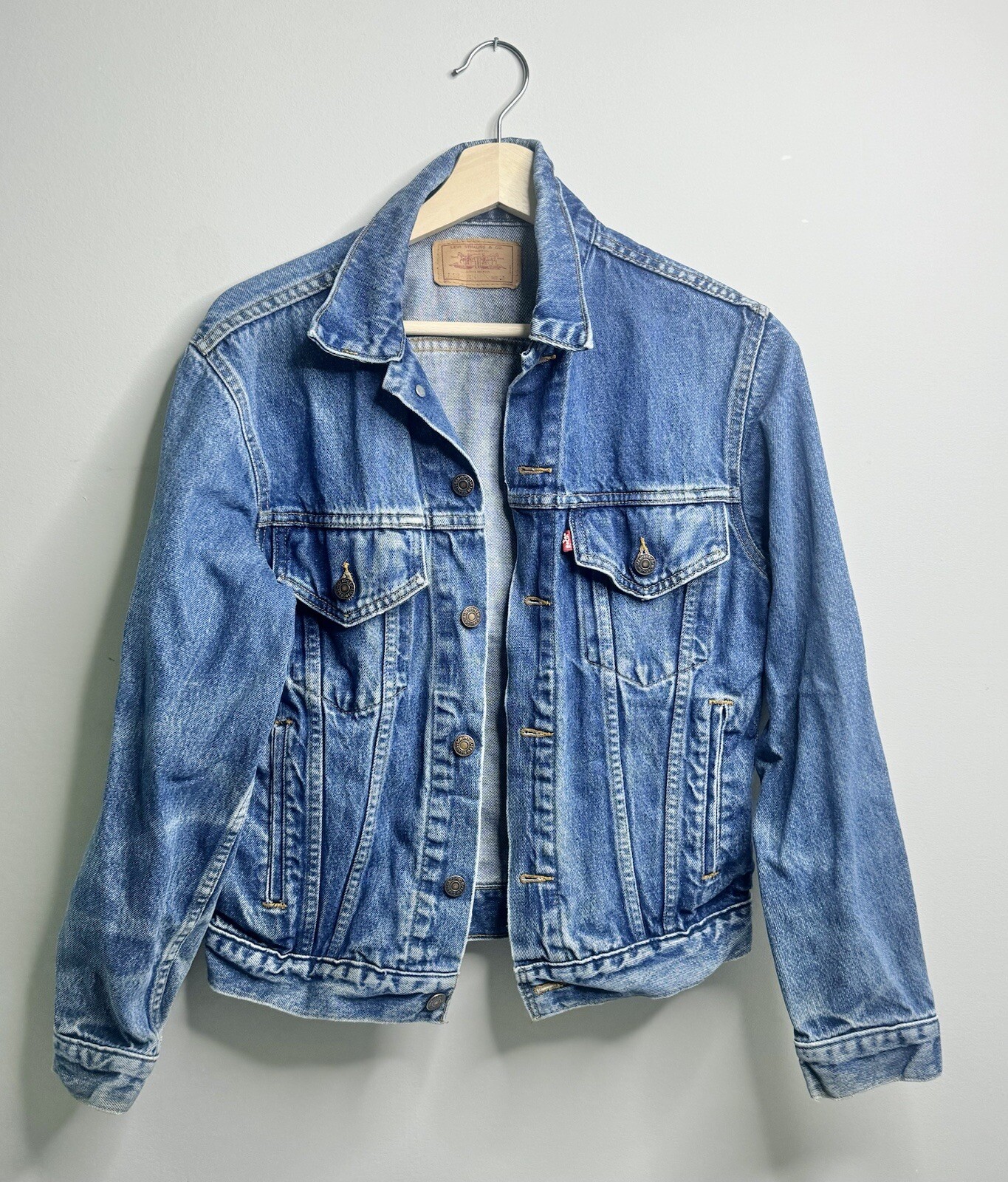 Levi’s Jean Trucker Jacket Med Wash Distressed Size 38 Retro