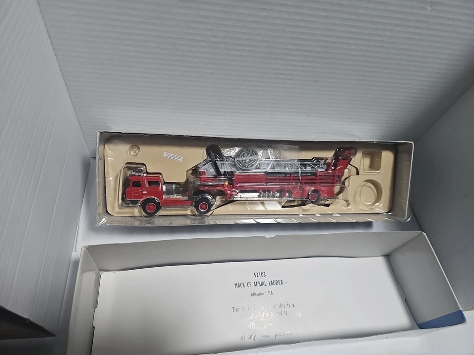 Corgi Diecast Model MACK CF AERIAL LADDER American Fire Tuck 2884 Of 4000 - Image 3 of 4