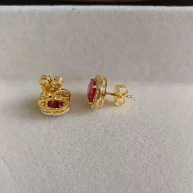 Aretes con halo de corte cojín de 2 quilates de rubí rojo creados en laboratorio enchapados en oro amarillo de 14 quilates Foto 2 de 4