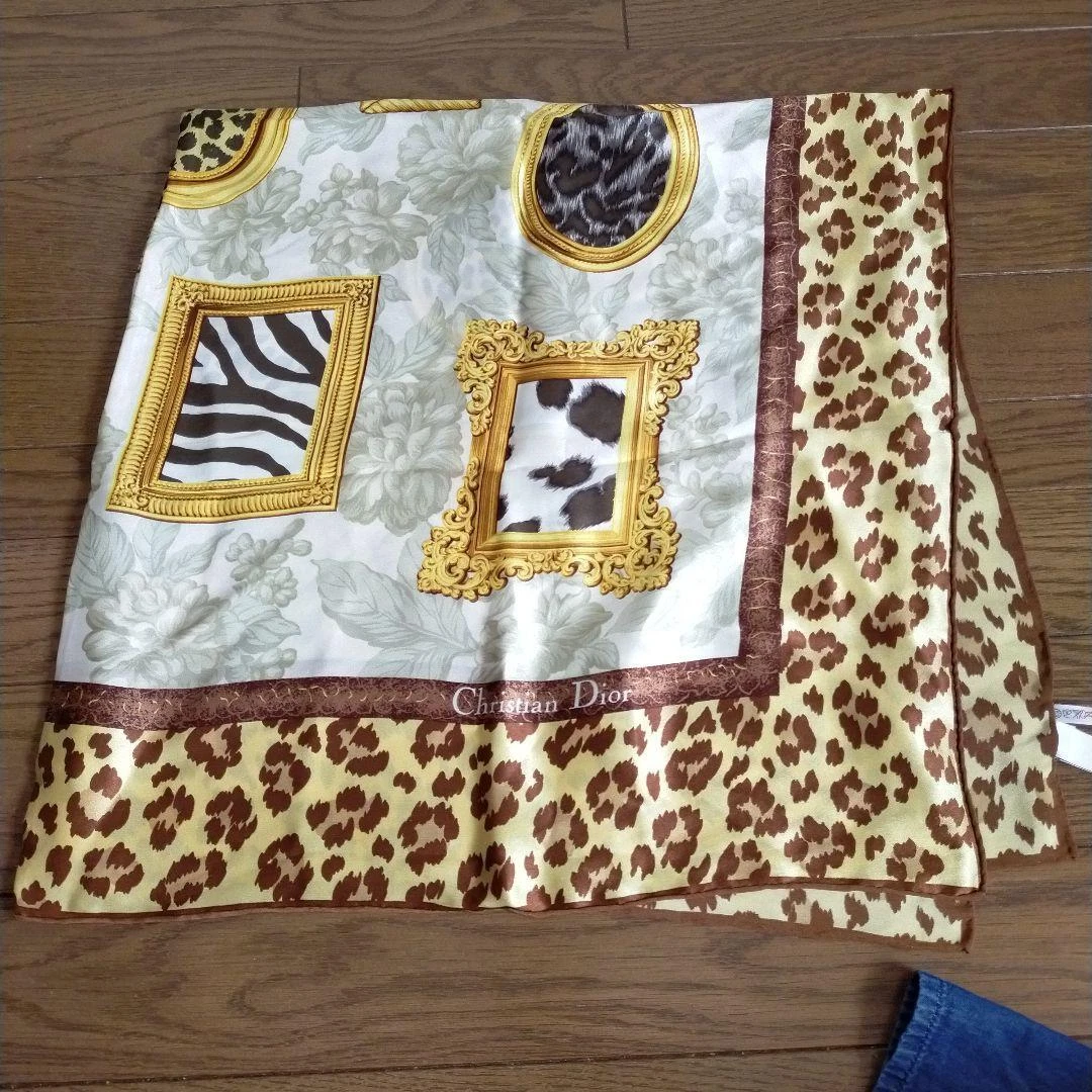 Foulard Christian Dior en soie 33,5 pouces x 33,5 pouces carré 100% soie design élégant