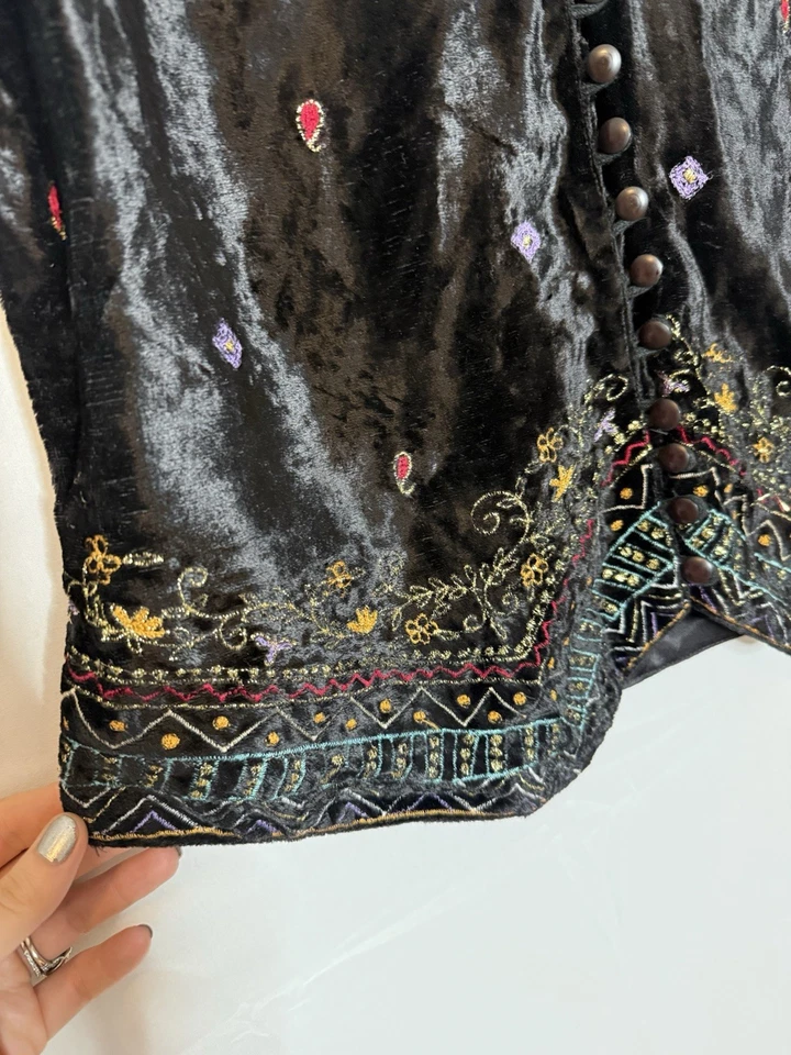 De colección Hecho en la India Juntos! Chaleco abotonado de terciopelo negro bordado para mujer Foto 4 de 4