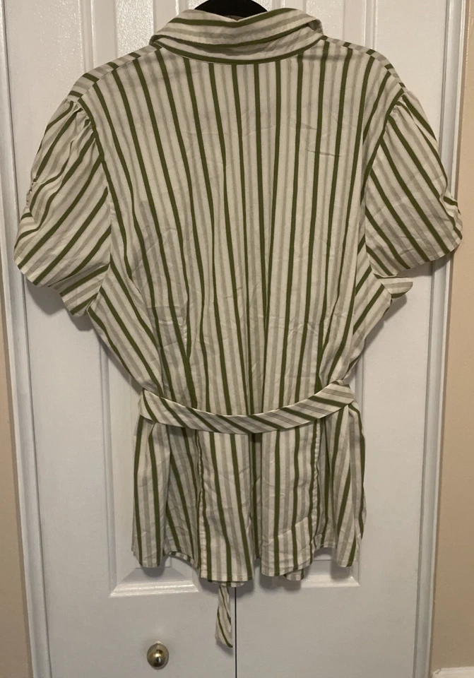 Blusa Feminina Lane Bryant Tamanho 22/24 Manga Curta Botão para Cima Listra Verde com Cinto - Imagem 2 de 4
