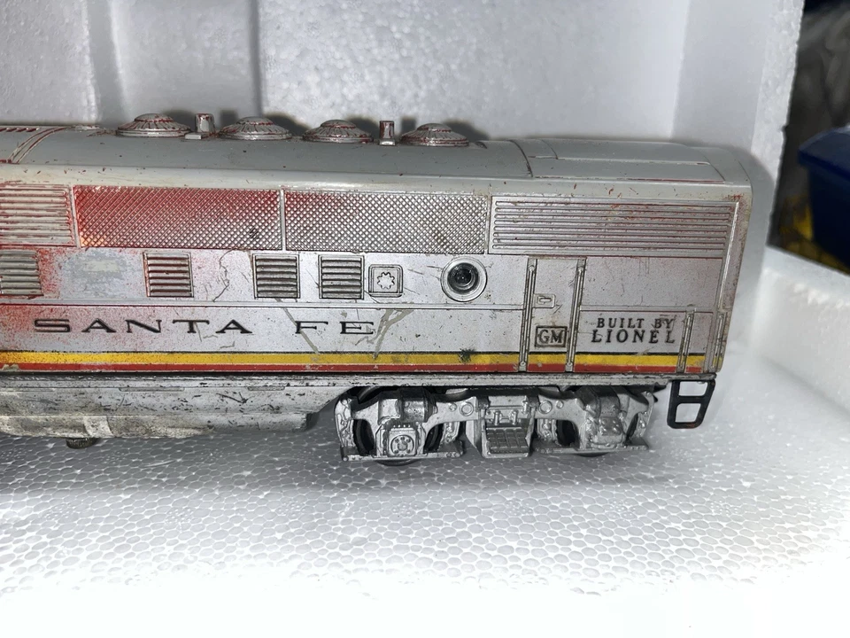 Lionel 2333 O Santa Fe EMD F3 Diesel Locomotive  1949, Rare #2 - Image 3 of 4