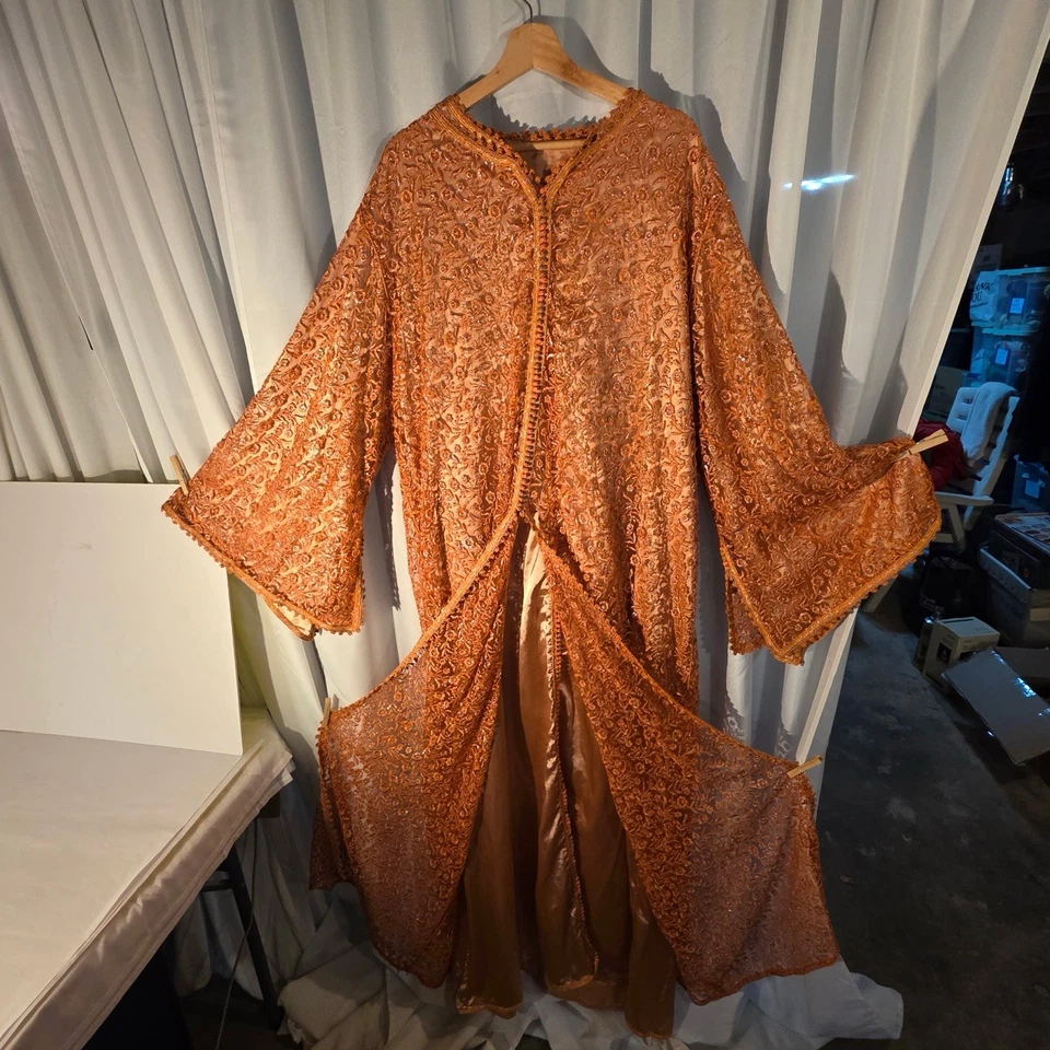 Vestido Kaftan com miçangas tamanho grande (mais de 6 pés de comprimento) feito à mão forrado de cetim fantasia - Imagem 3 de 4