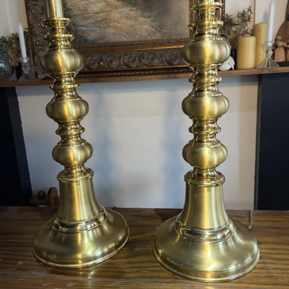 Juego de 2 lámparas de mesa vintage de latón estilo clásico colonial tradicional funcionando Foto 4 de 4