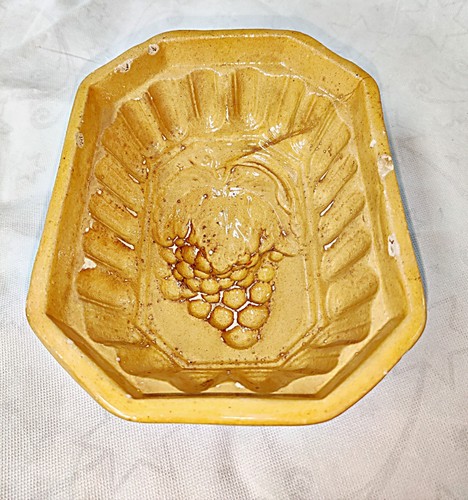 Antique Yellow Ware GRAPES Pudding Jello Mold Primitive Farmhouse Baking Decor - 第 1/8 張圖片