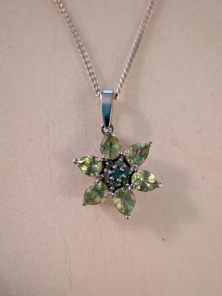 925 Silver Chain With Cluster Pendant Of Peridot Gemstones - Image 2 of 4