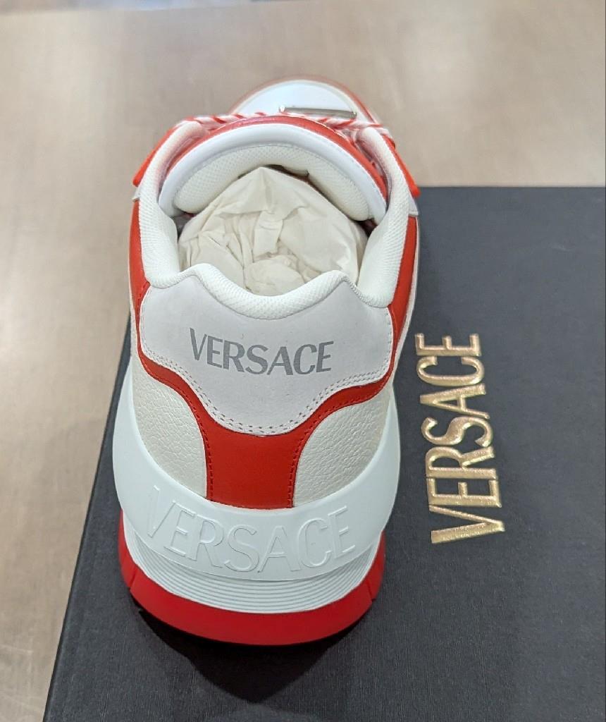 【関税&送料込み】Versace 'Odissera' White Leather Sneaker $925 VERSACE Odissea Leather Low-Top Sneakers White/Coral 45