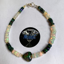 9CT GOLD ETHIOPIAN BLACK AND WHITE FIRE OPAL HEART BRACELET, STAMPED 375 MADE IN