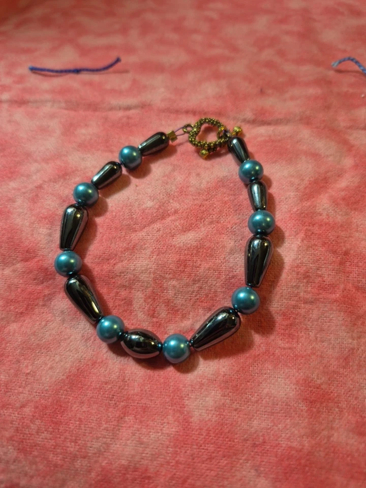 Pulsera de perlas de cristal verde con hematita negra de 7,5" Foto 2 de 4