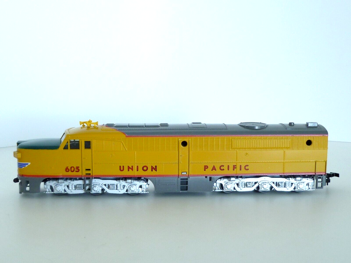 Athearn HO Scale Union Pacific 605 Yellow Diesel Locomotive Athearn HO Scale Union Pacific 605 Yellow Diesel Locomotive