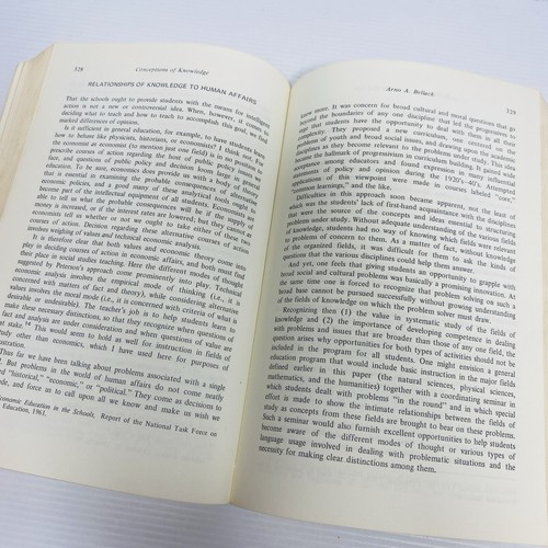 Reading in Curriculum : Second Edition / Glen Hass Kimball Wiles - 第 6/12 張圖片