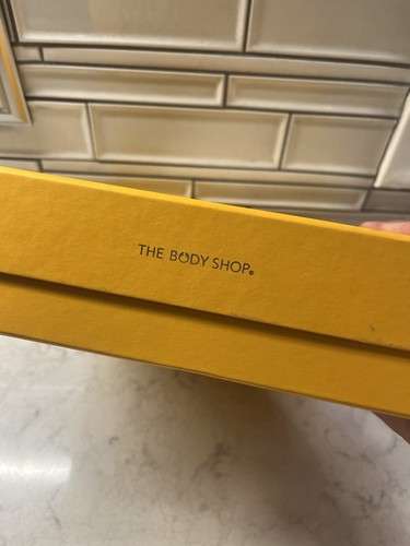 The Body Shop Honeymania Gift Box w Shower Gel, Body Butter, Scrub, Soap, Loofah - Picture 3 of 5
