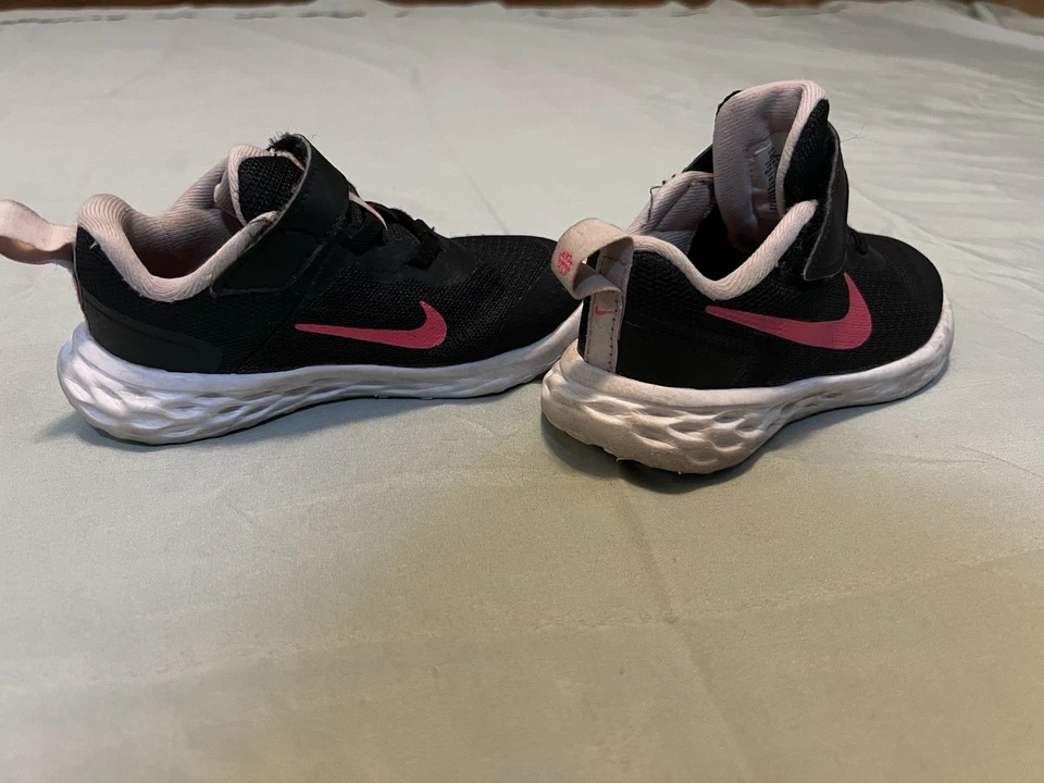 耐克跑步鞋 9 码蹒跚学步女孩黑色和粉红色 — 第 2/3 张图片