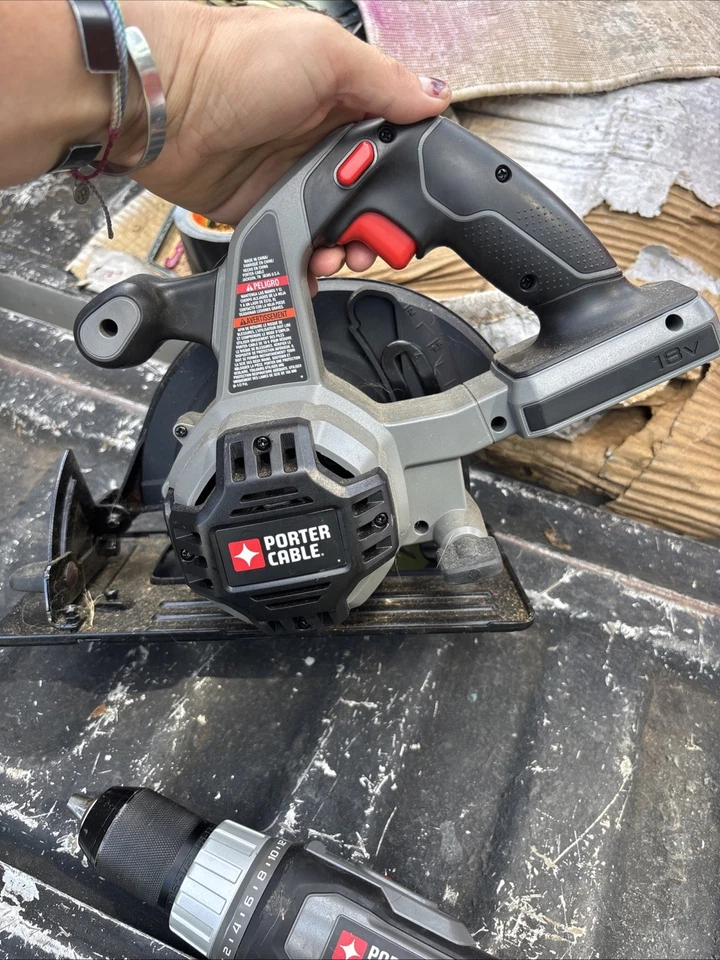 Porter cable 18 V battery powered circular saw and Drill - Image 3 of 4