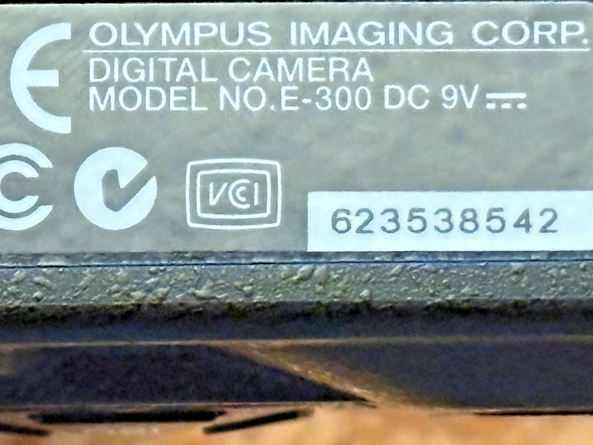 Olympus EVOLT E-300 8.0MP Digital SLR Camera - Black (Body Only