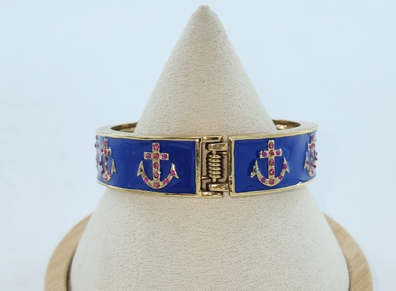 Pulsera Betsey Johnson Tono Dorado Bisagras Esmalte Azul Piedras Rosa Ancla Náutica Foto 4 de 4
