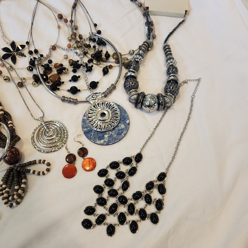 Lot of 3 pounds Costume Jewelry Vintage Now Necklaces bracelets earrings J10 - Picture 2 of 12