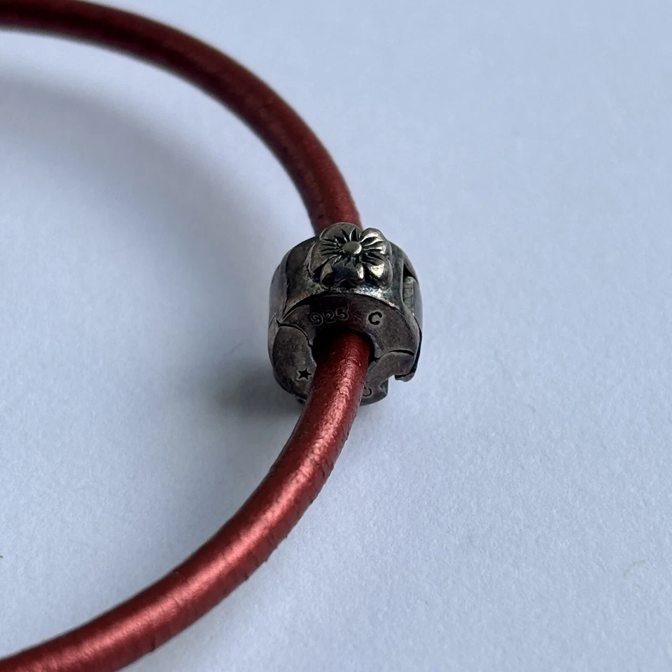 Pulsera a Presión Chamilia 7 pulgadas Cuero Metálico Caqui y 2 Cuentas Camilia con Caja Foto 3 de 4