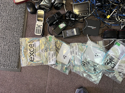 JOBLOT OF ALL SORTS, PHONES, HEADPHONES, POWER SUPPLYS, CHARGERS, SP, UNTESTED - Foto 2 di 8