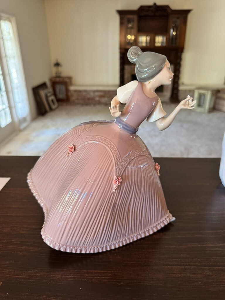 LLadro Figurine Girl in Pink Dress With Flowers 1981-85 # 5120 10