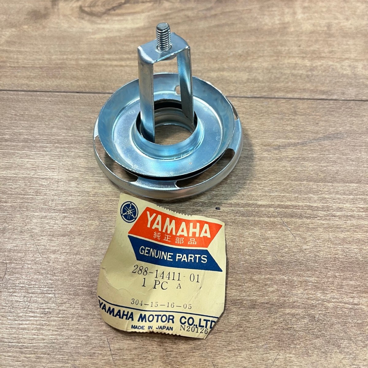 Yamaha OEM NOS AIR FILTER CLEANER LOWER CASE MOUNT / 288-14411-01