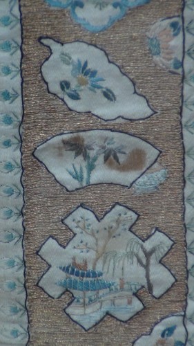 PANEL BORDADO ANTIGUO CHINO PUNTADAS DORADAS CON MUJER EN JARDÍN - Imagen 6 de 7