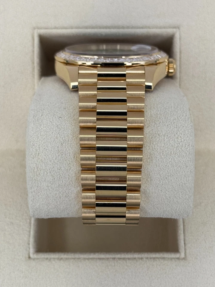 Rolex Day-Date 2023 40 mm 228398TBR presidencial oro amarillo esfera verde Foto 3 de 4