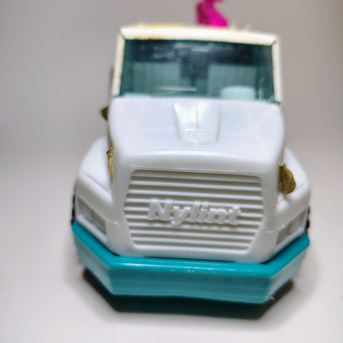 Nylint 8" Die-Cast Tow Truck Lift & Haul White, Blue, Pink - Picture 2 of 10