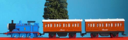 HORNBY THOMAS THE TANK ENGINE, ANNIE AND CLARABEL BATTERY POWERED + PULL ALONG - Picture 8 of 9
