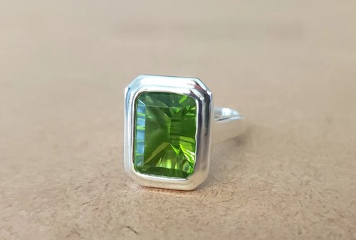 Anillo elegante de plata de ley 925 con piedras preciosas de peridoto de diseñador hecho a mano para mujer - Imagen 2 de 5