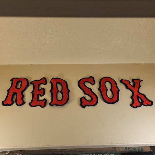 4 Zoll Briefaufnäher, die Red Sox buchstabieren. vorher aufgebügelt