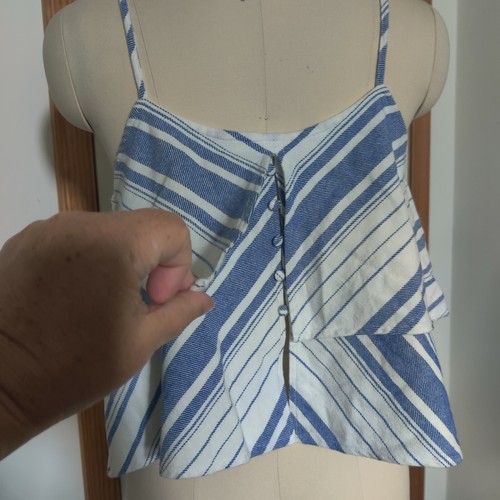 Nueva con etiquetas Camiseta sin mangas recortada con botones traseros Joie Baja en azul y blanco a rayas diagonales GRANDE - Imagen 5 de 12