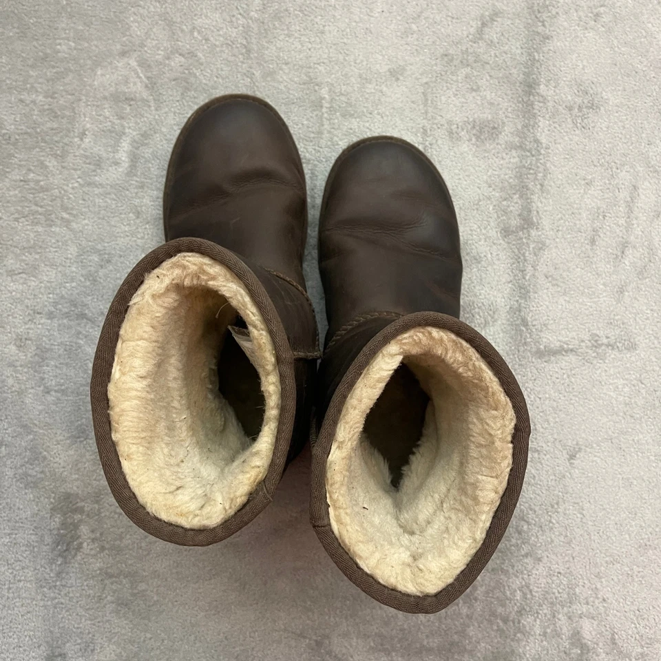 Botas cortas clásicas UGG para mujer 1005093 de cuero marrón talla US 9 Foto 4 de 4