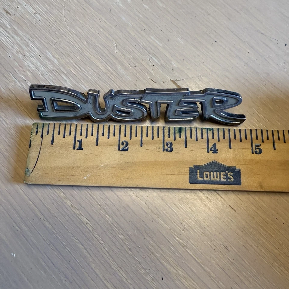 1972-76 PLYMOUTH DUSTER GUARDABARROS/PANEL TRASERO EMBLEMA #3680304 73 74 75 Foto 2 de 4