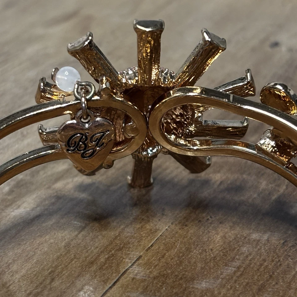 Adorable brazalete con bisagras Betsy Johnson flor margarita y abeja Foto 3 de 4