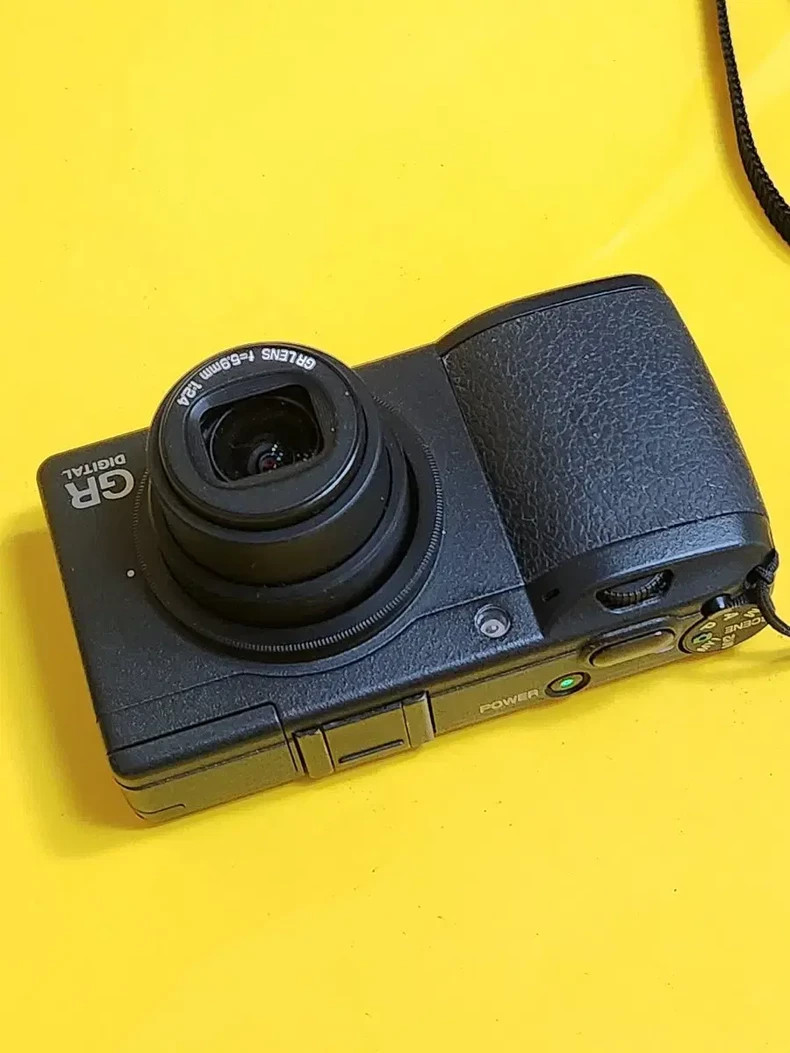 Ricoh GR Digital II GRD2 Black 10.0MP CCD Compact Digital Camera