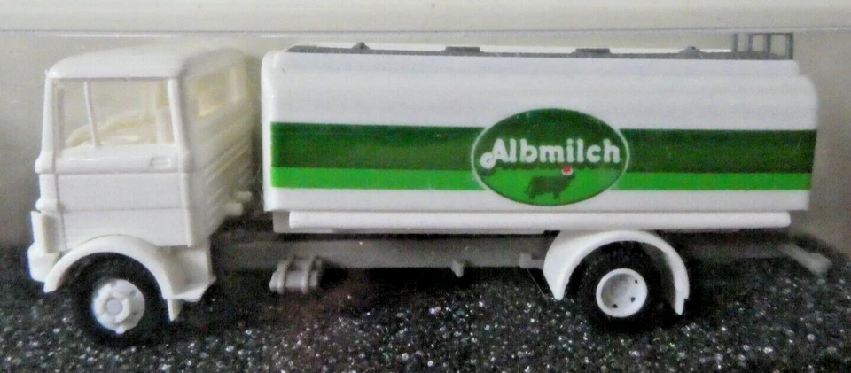 Praline 82112 1:87 H0 MERCEDES BENZ LP 809 Camion Cisterna Albmilch Nuovo in OVP - Immagine 3 di 3